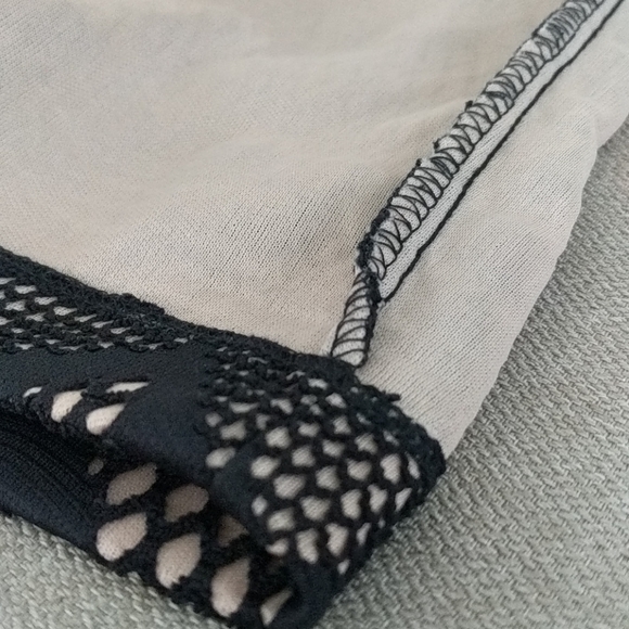 Sleeveless Lace Dress - Picture 9 of 9